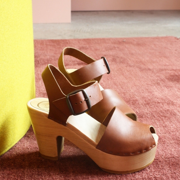 No. 6 Shoes - No. 6 Jane Peep-Toe Clog in Palamino